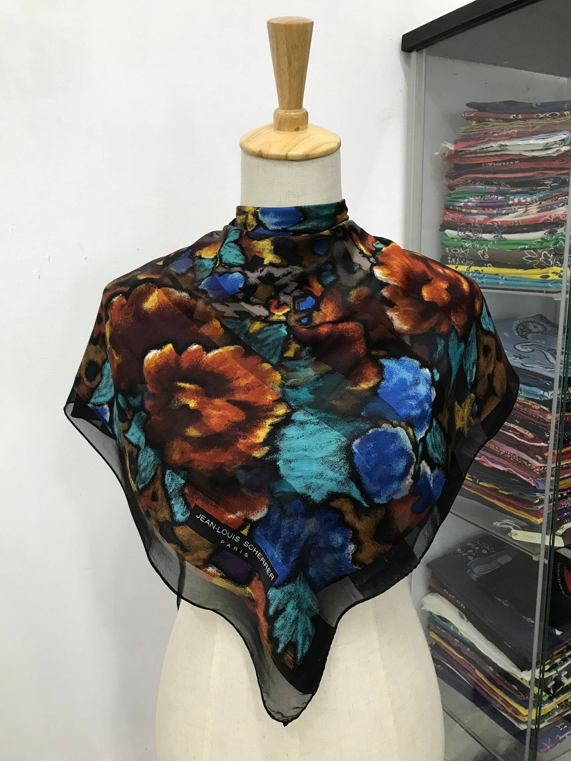 Vintage Jean Louis Scherrer Seidenschal, Seidenstola, Floral Halstuch von NajwaLuxuryCloset