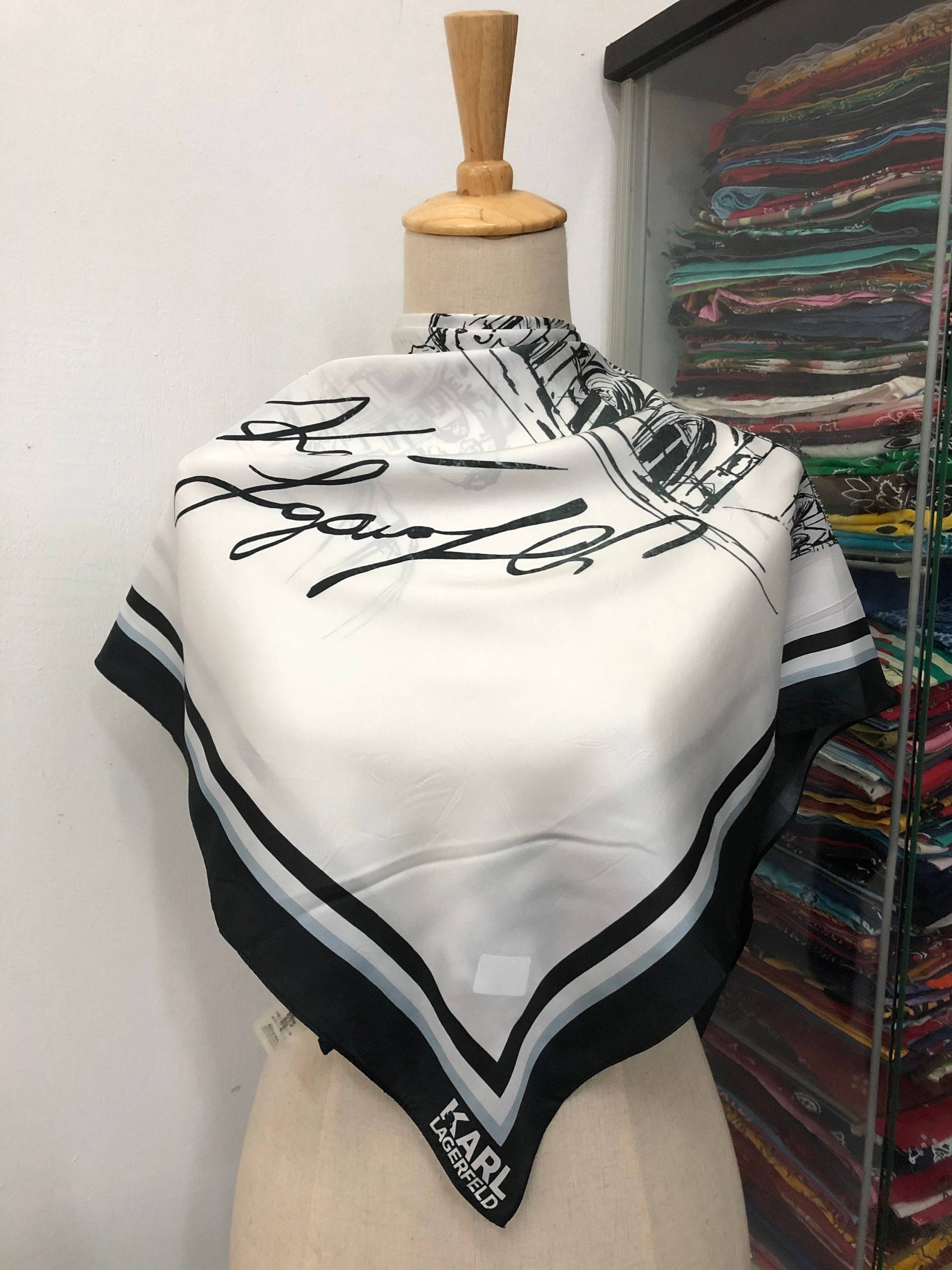 Vintage Karl Lagerfeld Seidenschal, Seiden Muffler von NajwaLuxuryCloset