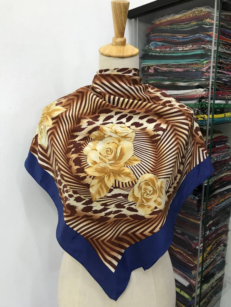 Vintage Krizia Seidenschal Leopard Seidenschalldämpfer Halstuch Quadratschal von NajwaLuxuryCloset