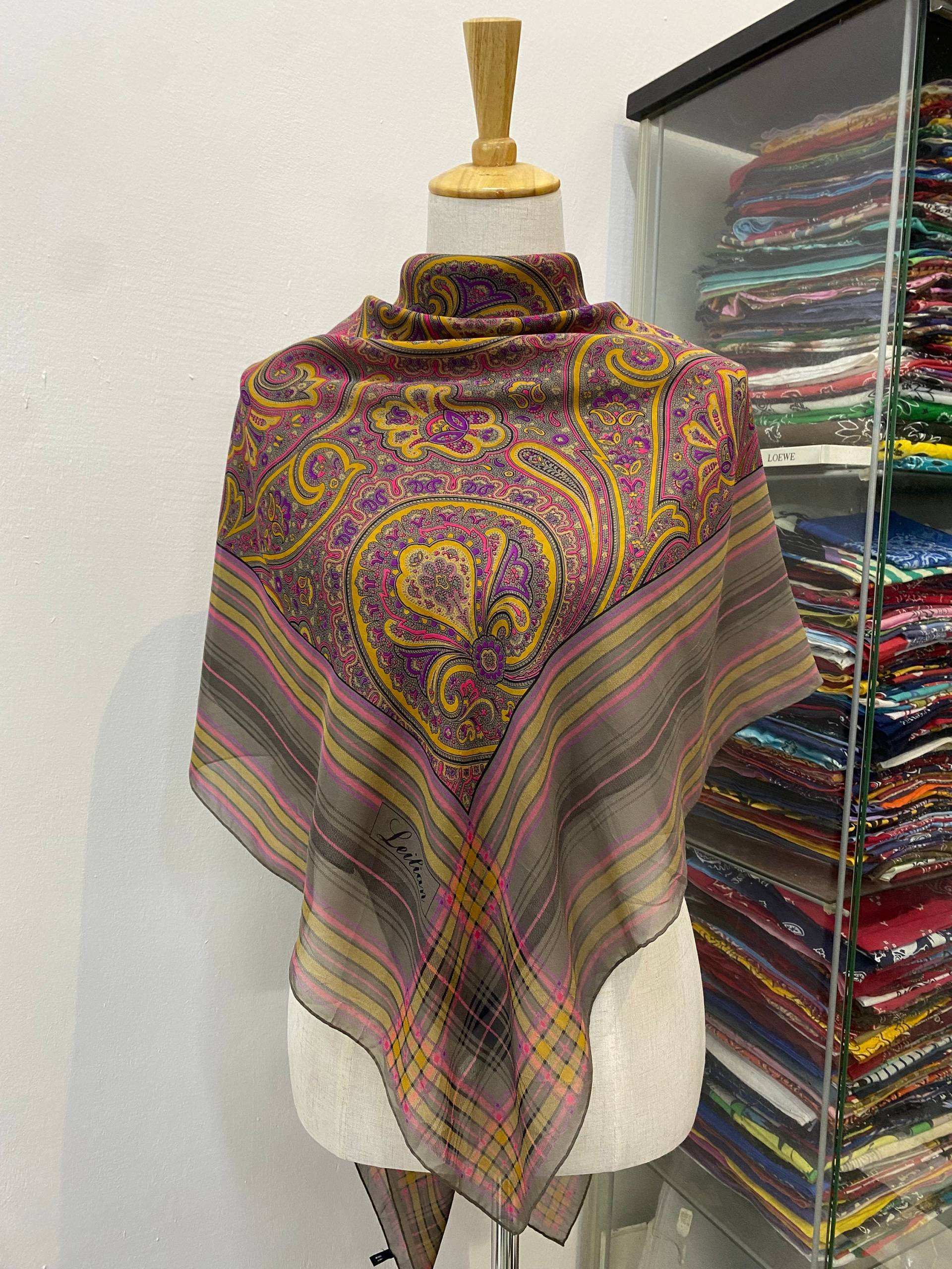 Vintage Leilian Seidenschal Quadrat Seidiger Kopfschal Halstuch Seide Muffler von NajwaLuxuryCloset
