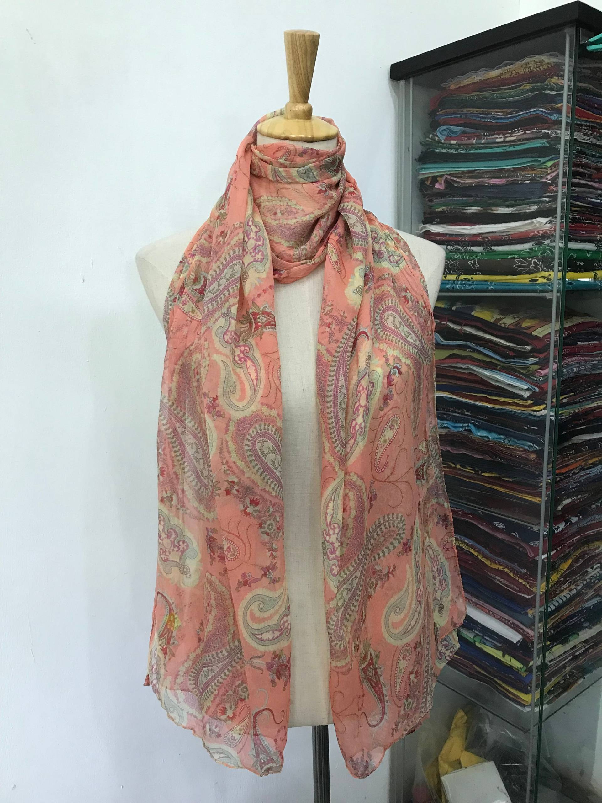 Vintage Paisley Seidenschal, 80Er Jahre Schal von NajwaLuxuryCloset