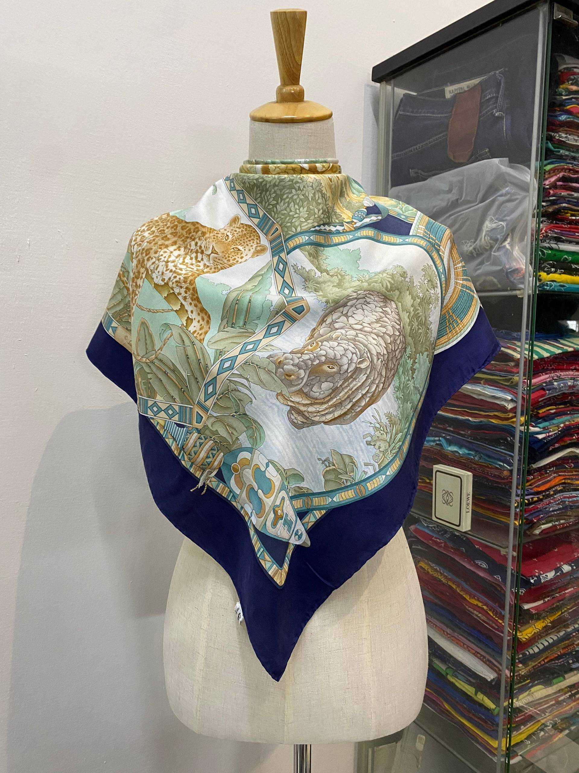 Vintage Salvatore Ferragomo Seidenstola, Seidenschal, Blumenschal von NajwaLuxuryCloset