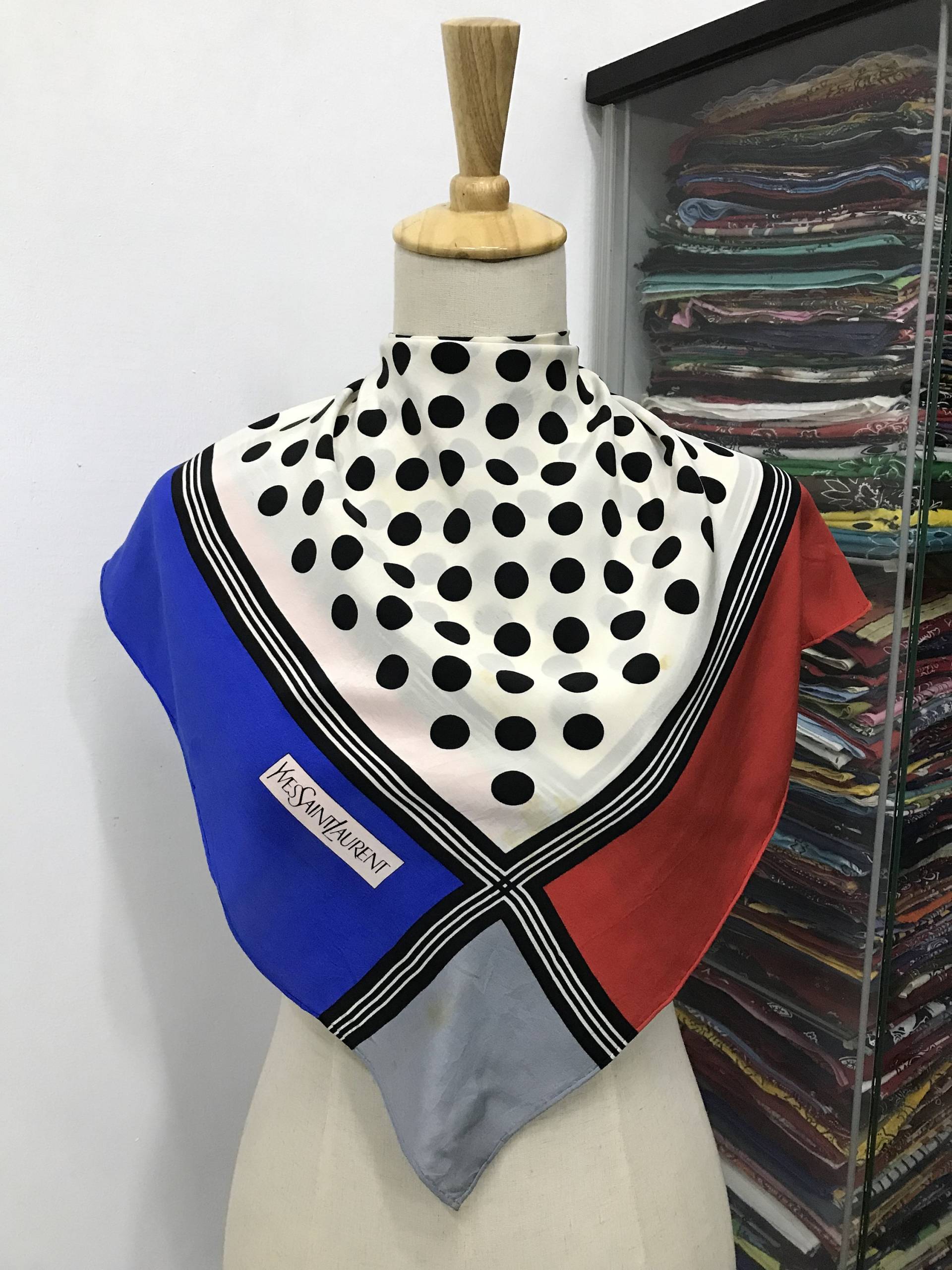 Vintage Yves Saint Laurent Seidenschal Seide Muffler Halstuch Halswärmer von NajwaLuxuryCloset