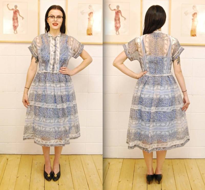 1950Er/60Er Jahre Hellblaues Paisley Crepe Chiffon Fit & Flare Kleid/Sommer Party Abiball Cocktailkleid Seltenes Sammlerstück Retro von NakedintheBowery