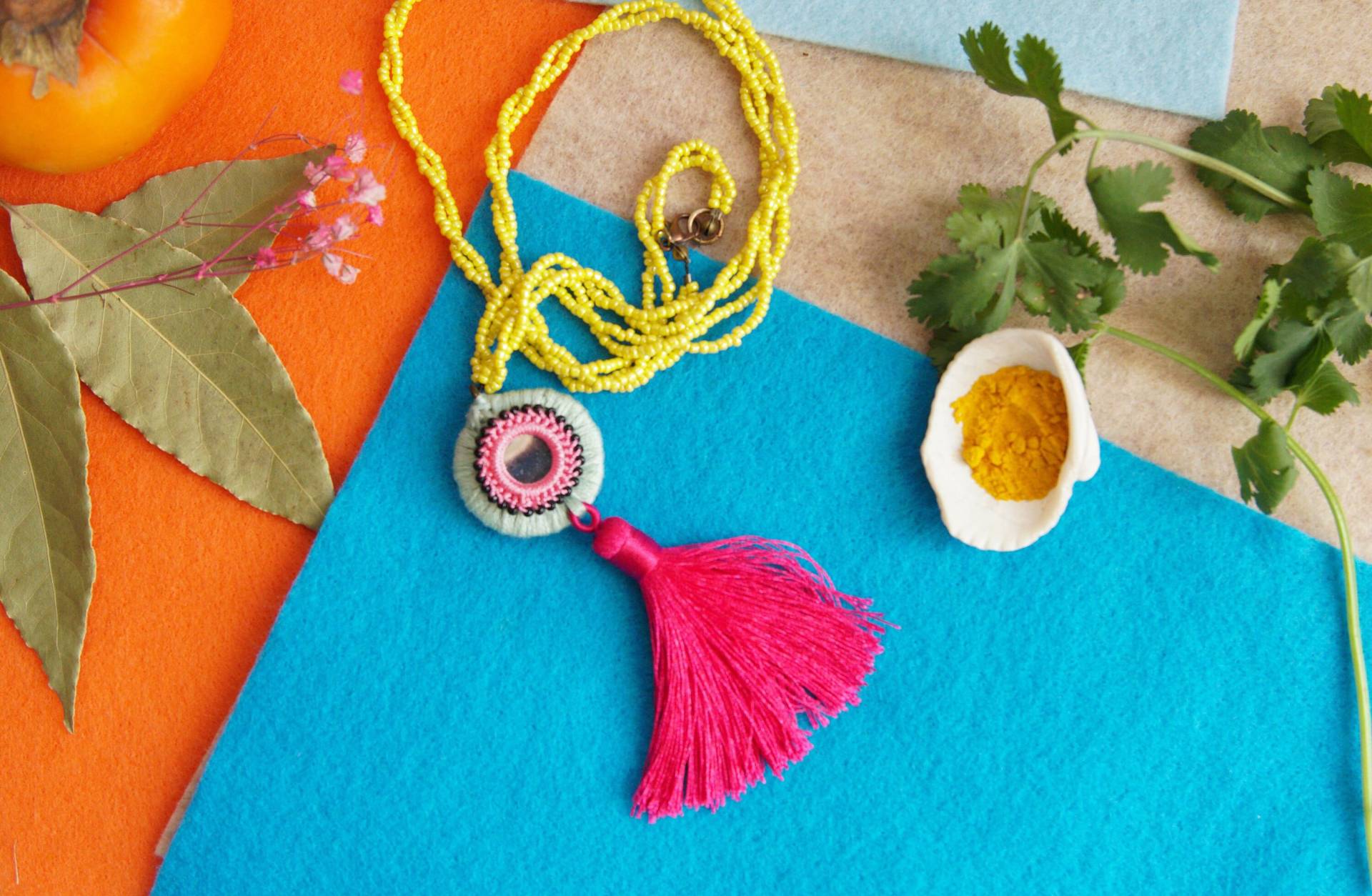 Handgemachte Seiden-Quasten-Halskette in Magenta Und Gelb | Handgemachter Spiegelperlenanhänger Hergestellt Brooklyn Schmuck Halskette Handgemachte Seiden-Quasten-Halskette in Magenta Und Gelb | Handgemachter Spiegelperlenanhänger Hergestellt Brooklyn Schmuck Halskette von NakkaliNaani