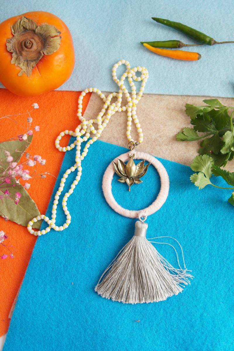 Handgemachte Seiden-Quasten-Halskette in Weiß, Rosa, Gelb Und Silber | Handgegossener Lotus-Anhänger Aus Messing Weihnachtsgeschenk Hergestellt von NakkaliNaani