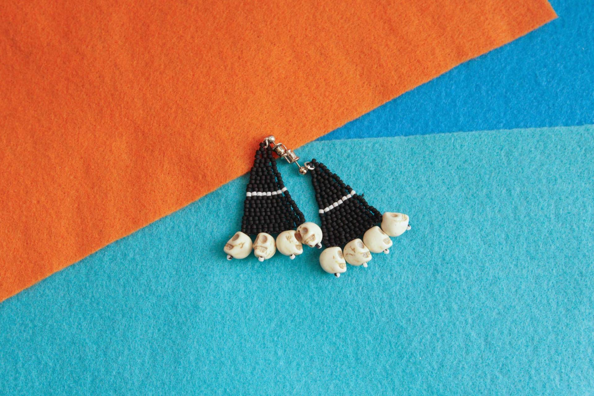 Zierliche Schwarz-Weiße Perlenohrringe Mit Weißen Mini-Totenköpfen Und Ohrsteckern | Hergestellt in Brooklyn, Ny Handgemachte Schmuck Ohrringe Zierliche Schwarz-Weiße Perlenohrringe Mit Weißen Mini-Totenköpfen Und Ohrsteckern | Hergestellt in Brooklyn, Ny Handgemachte Schmuck Ohrringe von NakkaliNaani