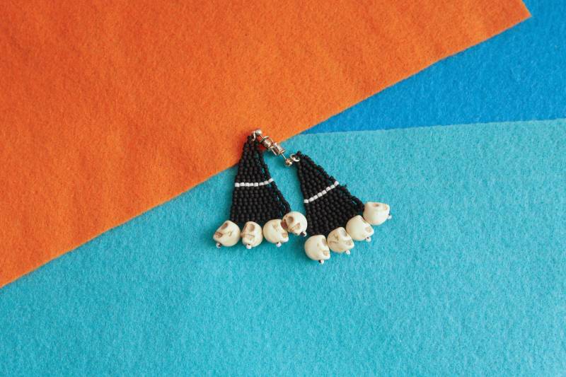 Zierliche Schwarz-Weiße Perlenohrringe Mit Weißen Mini-Totenköpfen Und Ohrsteckern | Hergestellt in Brooklyn, Ny Handgemachte Schmuck Ohrringe Zierliche Schwarz-Weiße Perlenohrringe Mit Weißen Mini-Totenköpfen Und Ohrsteckern | Hergestellt in Brooklyn, Ny Handgemachte Schmuck Ohrringe von NakkaliNaani