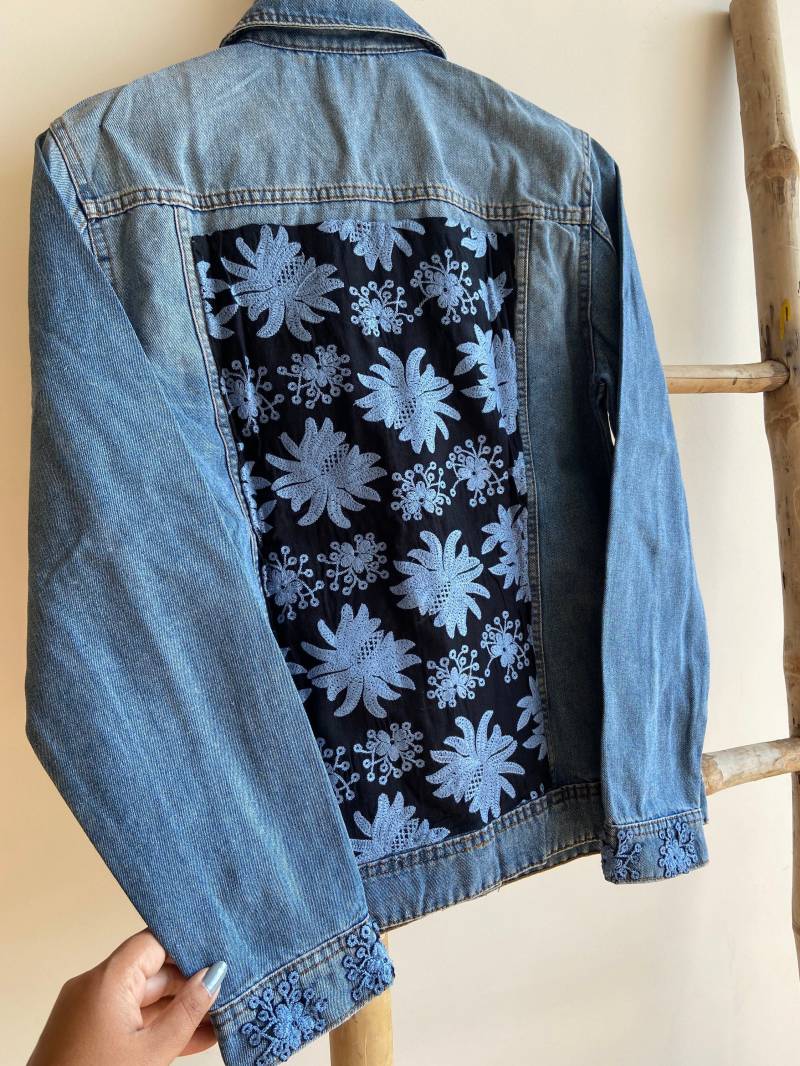 Blaue Blumen Bestickte Patchwork Blaue Jeansjacke Bunte Handgemachte Arbeit Upcycled Denim Valentines Geschenk Mode Frauen Jacke von NakroVintage