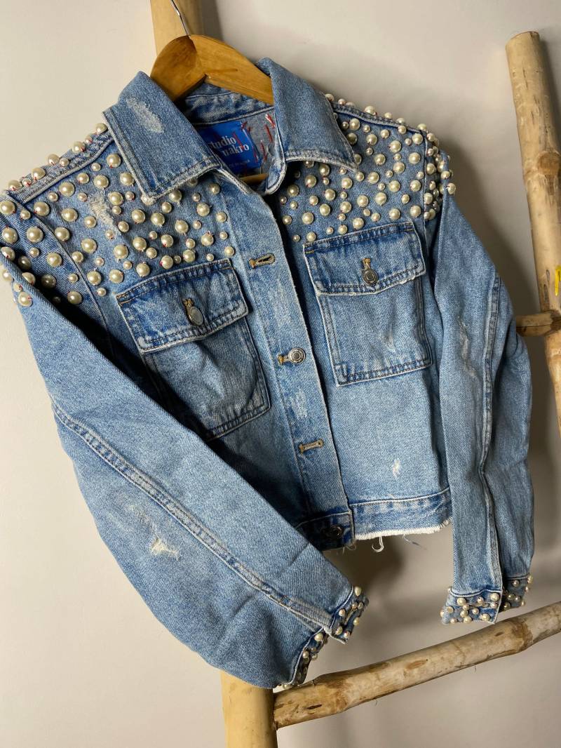 Perle Verzierung Edel Oversized Cropped Blue Denim Jacke Handarbeit Upcycled Valentines Geschenk Mode Damen Jeans Perlenjacke von NakroVintage