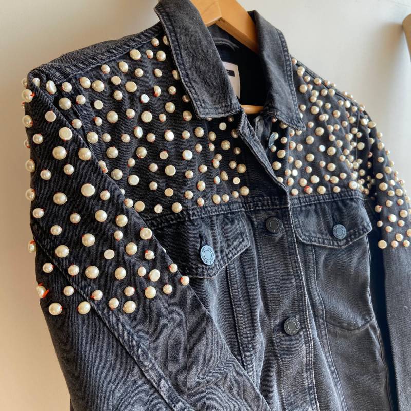 Perle Verzierung Schwarze Jeansjacke Vintage Bunt Handgemachte Spiegelarbeit Upcycled Denim Valentinstag Geschenk Mode Frauen Jacke von NakroVintage