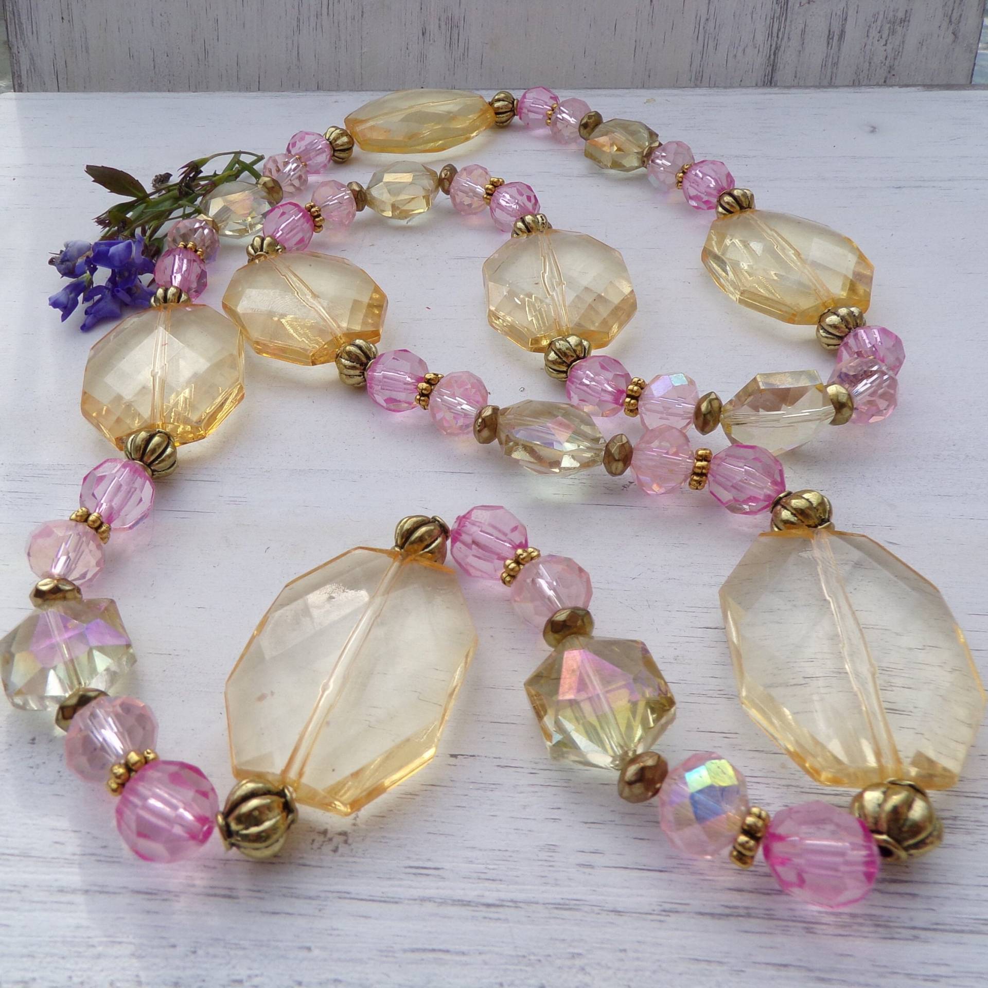 Lange Pastell Rosa Und Gelbe Kristall Perlenkette von NalaandNessJewelry