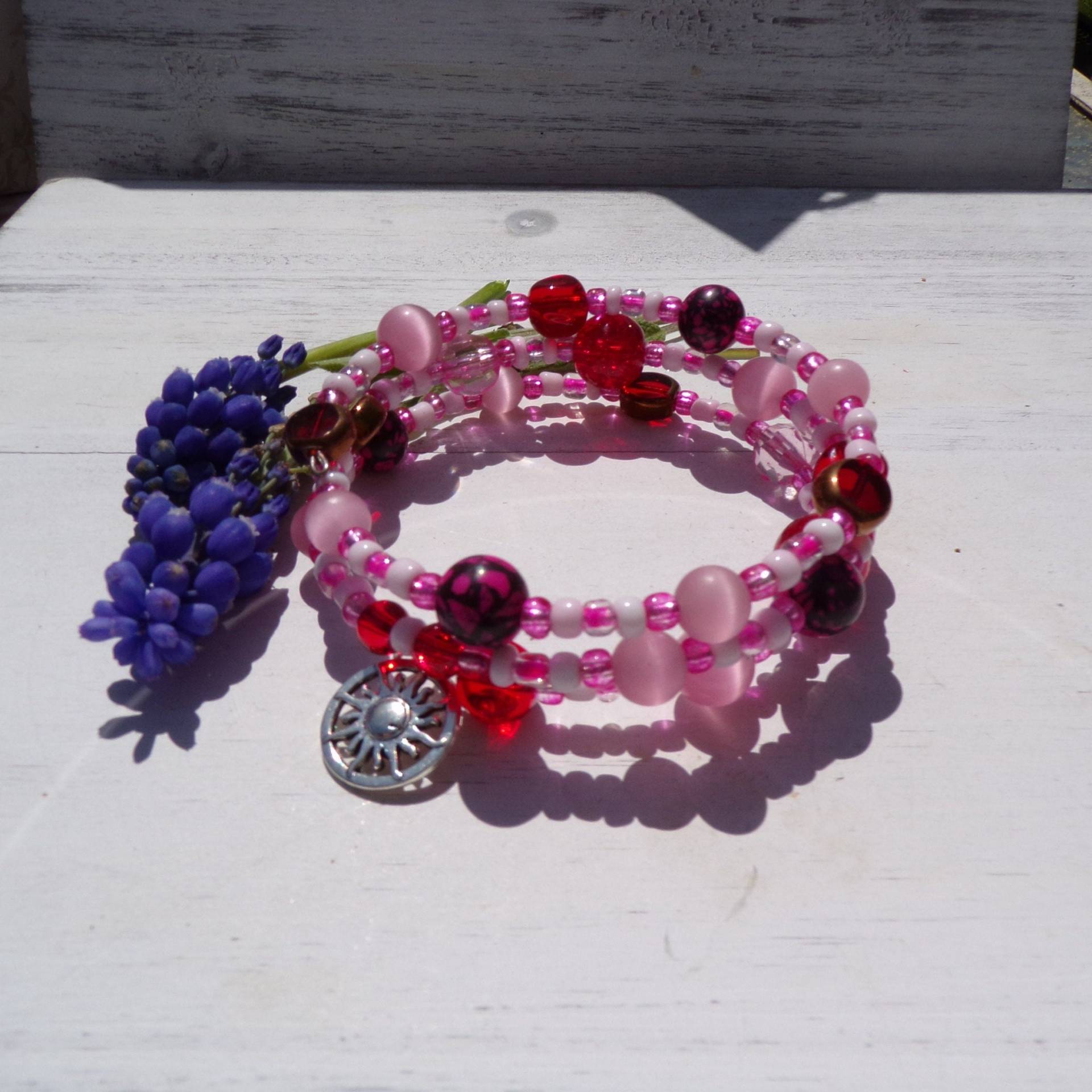 Pinkes Wickelarmband Mit Silbernem Sonnenanhänger von NalaandNessJewelry