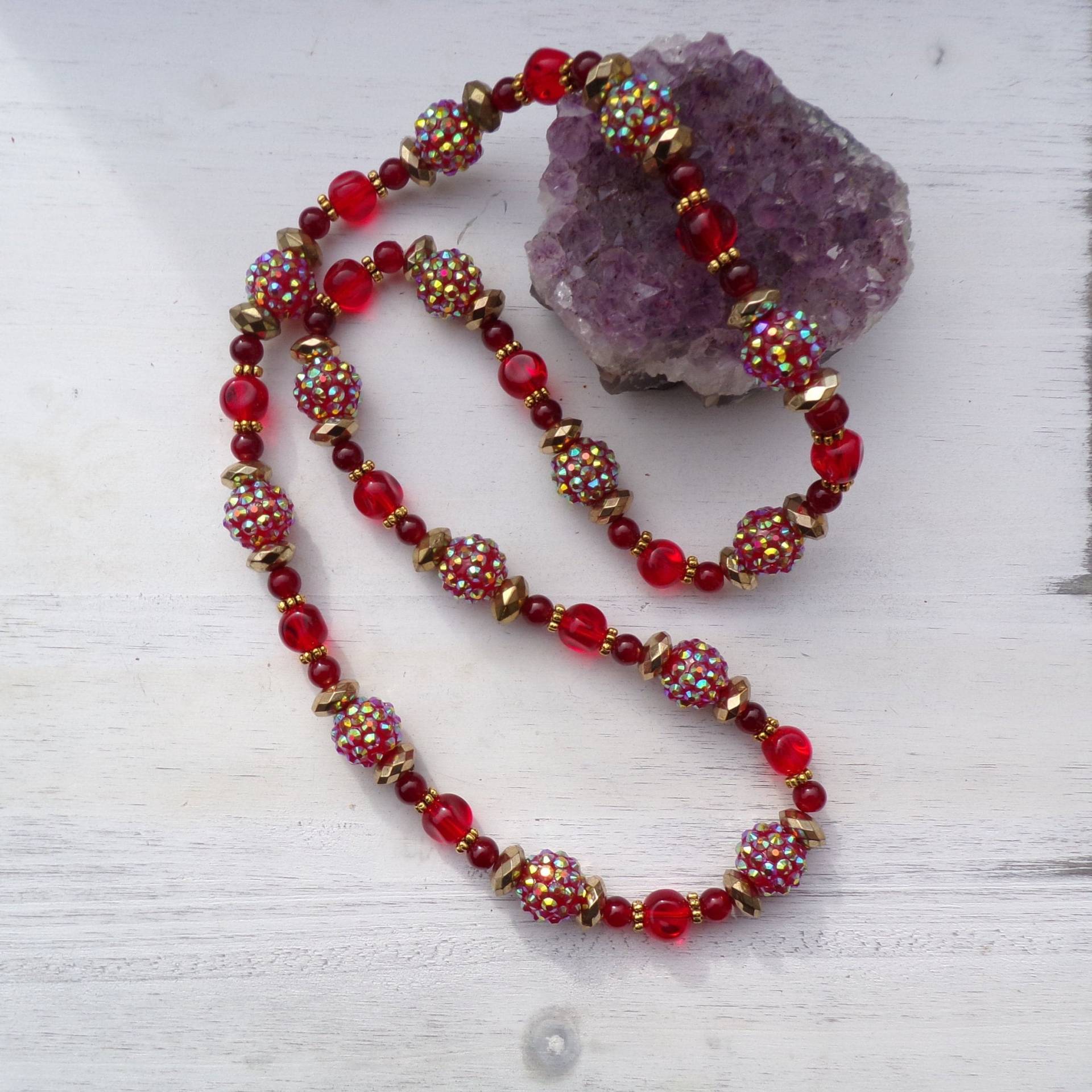 Rote Und Goldene Pave Perlenkette von NalaandNessJewelry