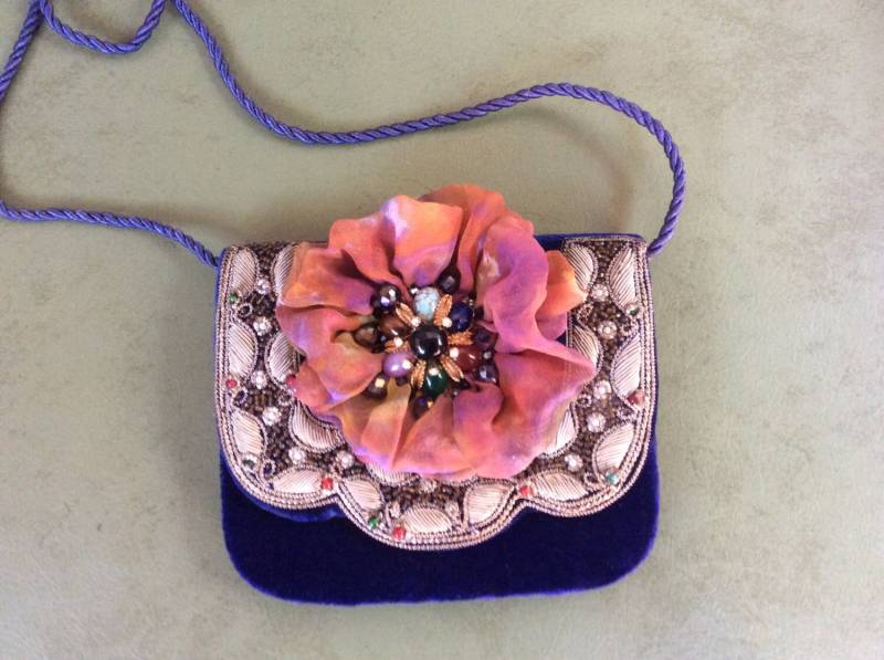 Abendblume -Vintage Geldbörse Velour Mit Seidenblume Und Vintage Brosche Handmade Upcycled von NalikaCraft