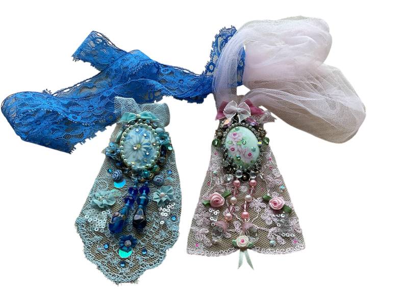 Art To Wear Brosche Anhänger Halskette Victorian Style Handmade Vintage Porzellan Element Handbemalt Pink/Blau von NalikaCraft