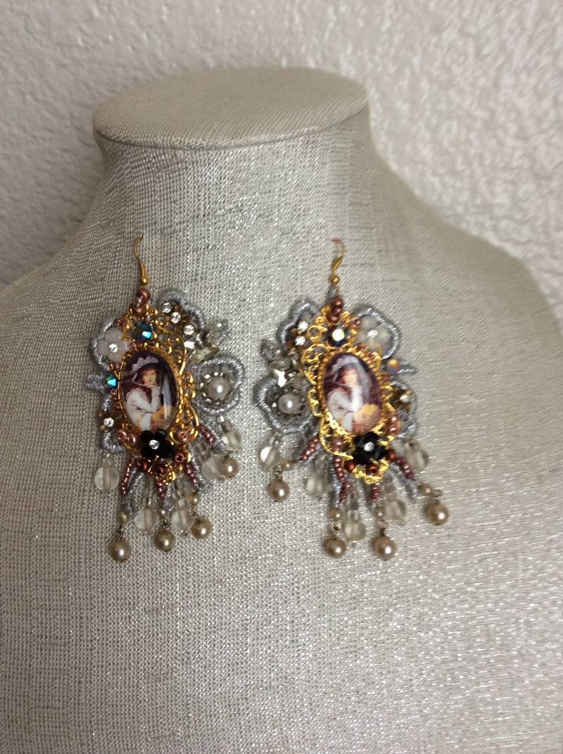 Dame Mit Hut - Ohrringe Victorian Boho Glascabochon Handarbeit von NalikaCraft