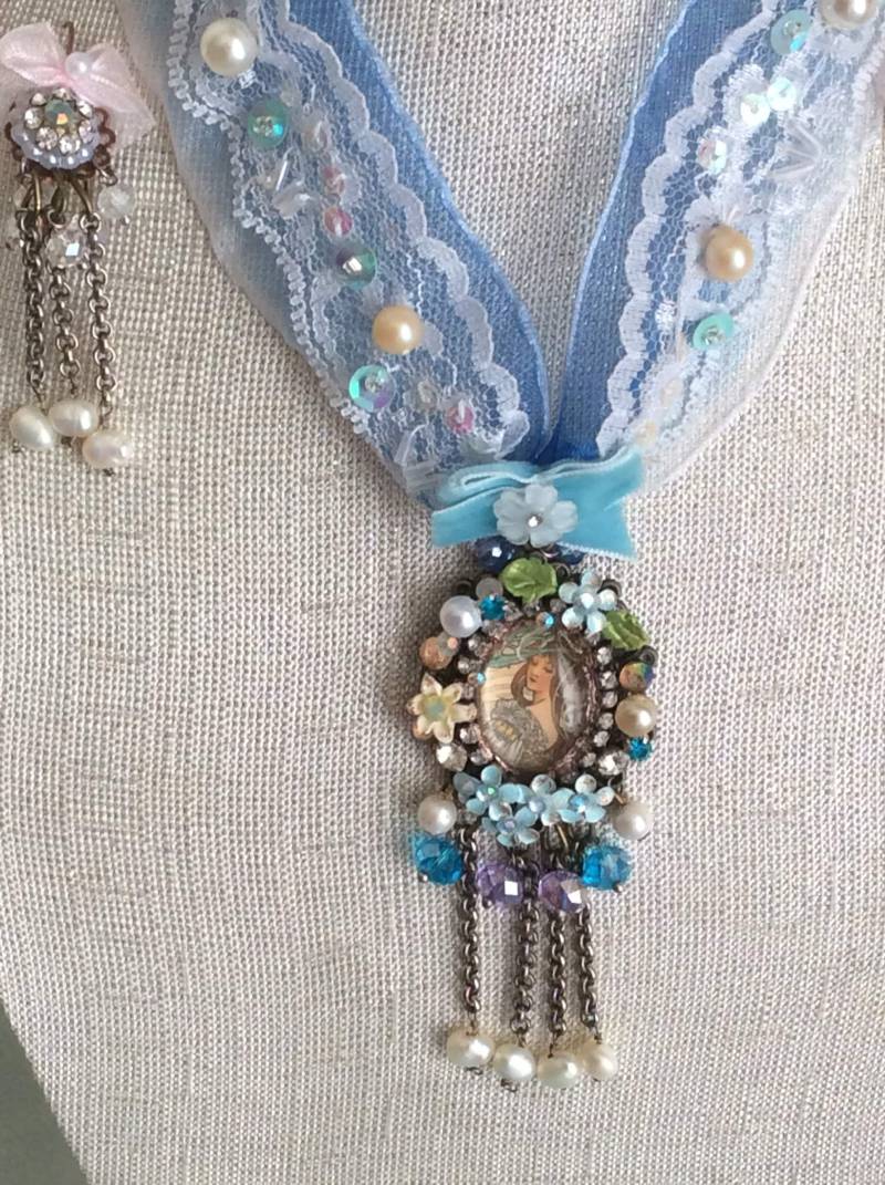 Damen Mucha Frühling-Altered Couture Victorian Shabby Chic Anhänger Halskette Chocker Cabochon Glas Handarbeit von NalikaCraft