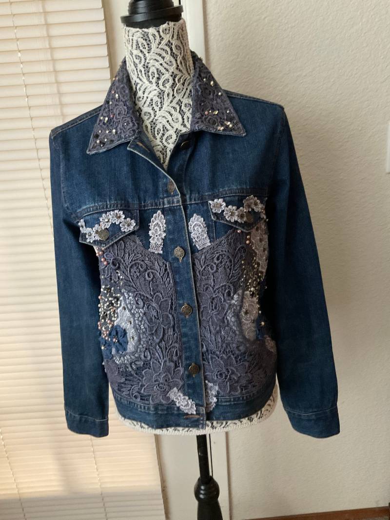 Frauen Kunst Zu Tragen Altered Couture Blue Jeans Jacke Upcycled Handgemachte Spitze Perlen Gr. M von NalikaCraft