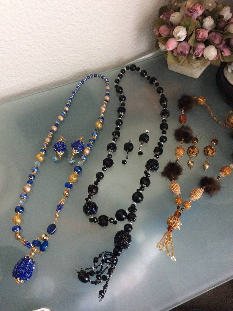 Frauen Set Lange Halskette Anhänger/Ohrringe Schwarz Blau Gold Handarbeit Vintage Perlen von NalikaCraft