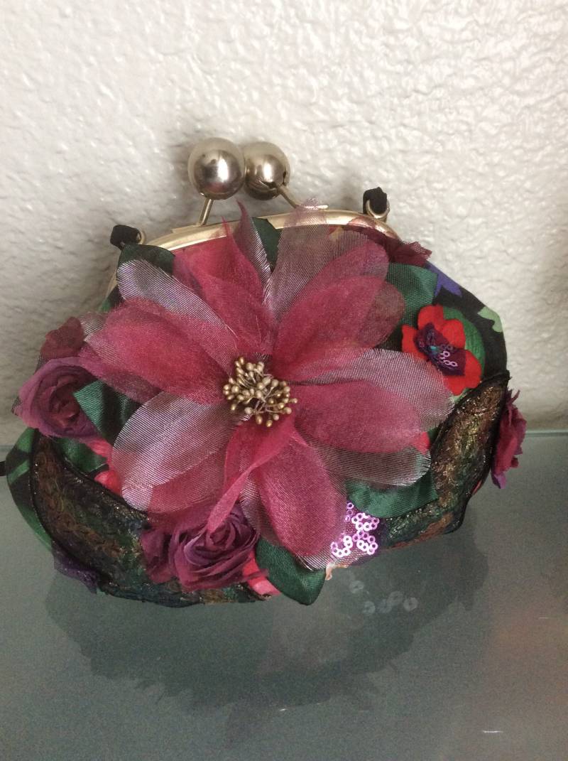 Große Blumen Geldbörse Handgemachte Crossbody Boho Upcycled Große Blumen Geldbörse Handgemachte Crossbody Boho Upcycled von NalikaCraft