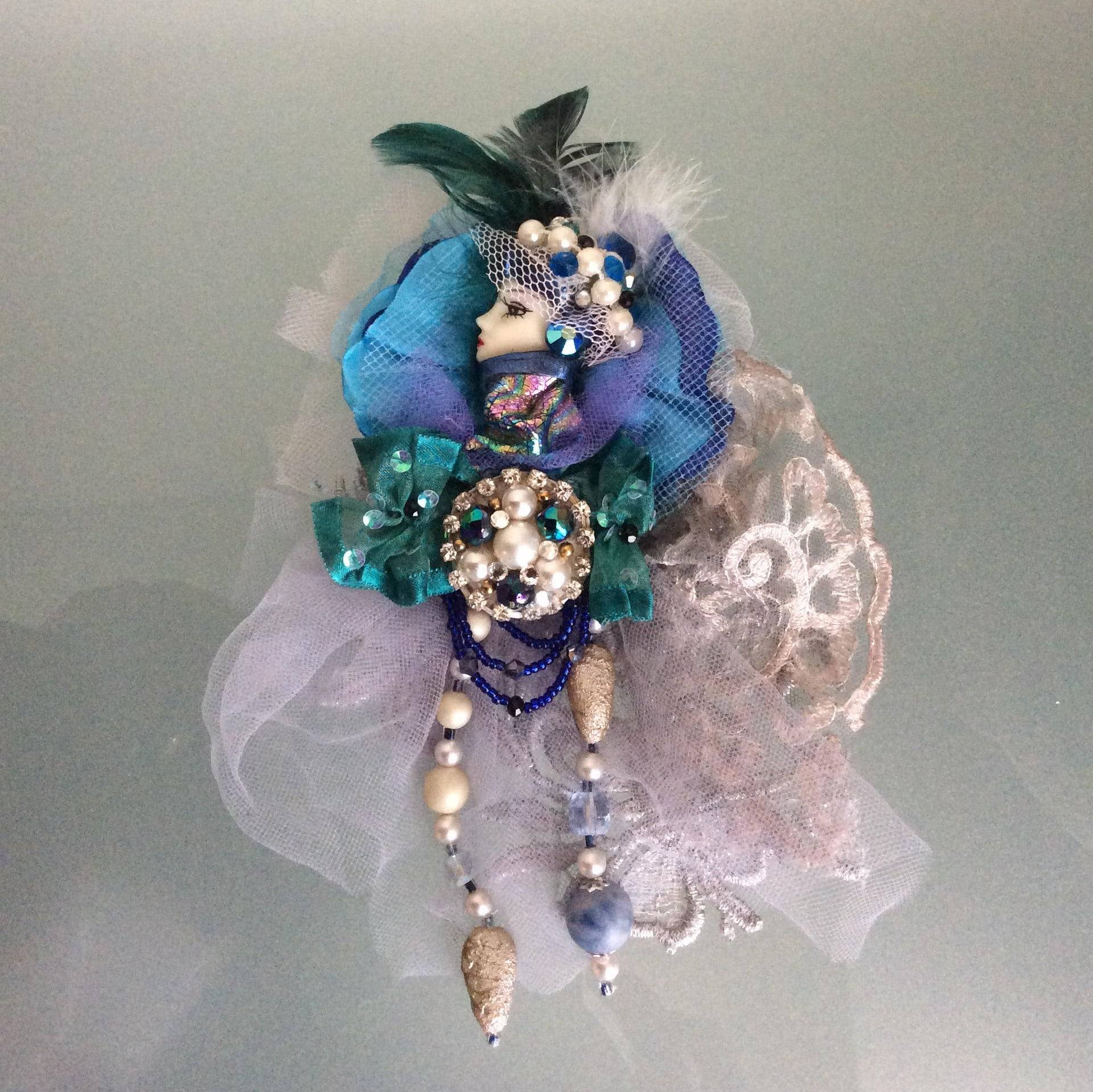 Lady Gesicht Brosche Peacock Farben Handmade Im Art Deco Stil Altered Couture von NalikaCraft