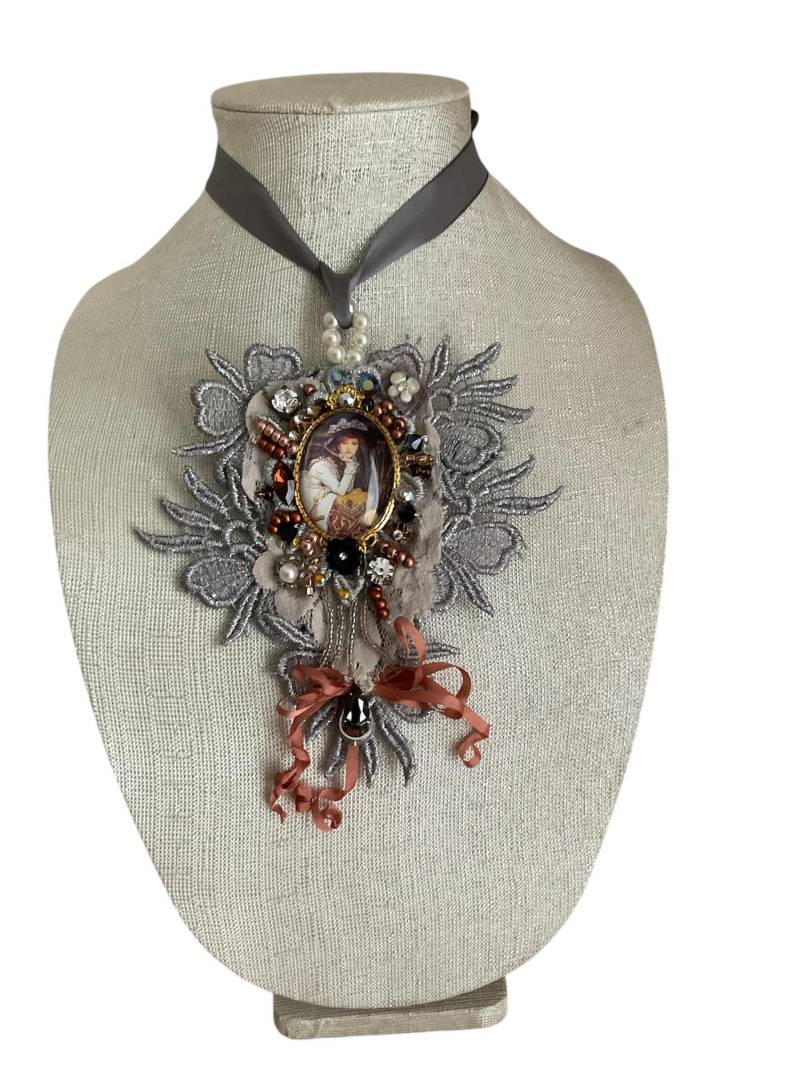 Lady in Hat - Chocker Halsketten-Anhänger Brosche Handgefertigter Glas Cabochon Boho Altered Couture von NalikaCraft