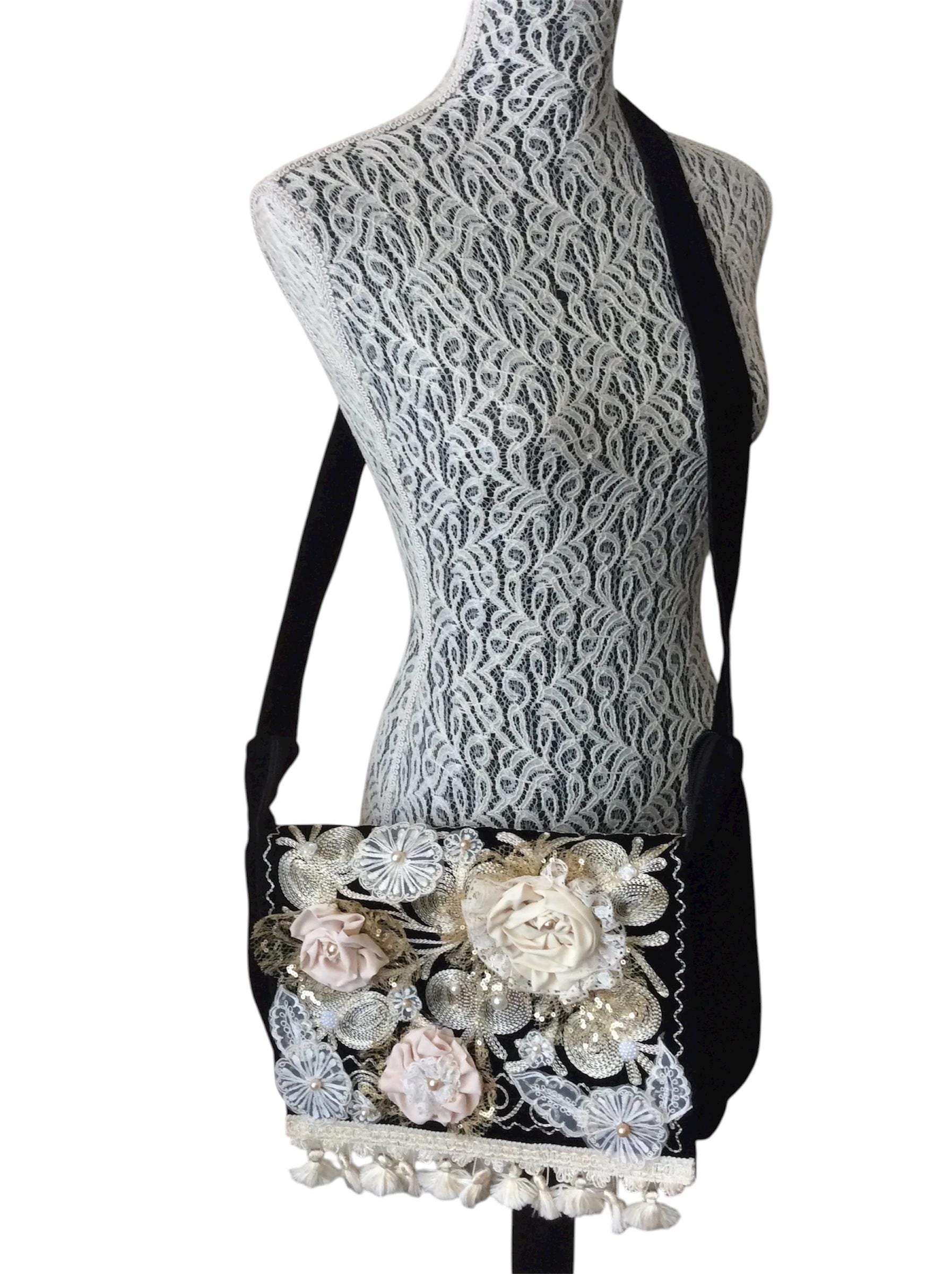 Schultertasche Schwarz Samt Bestickt Floral Handgemacht Boho von NalikaCraft