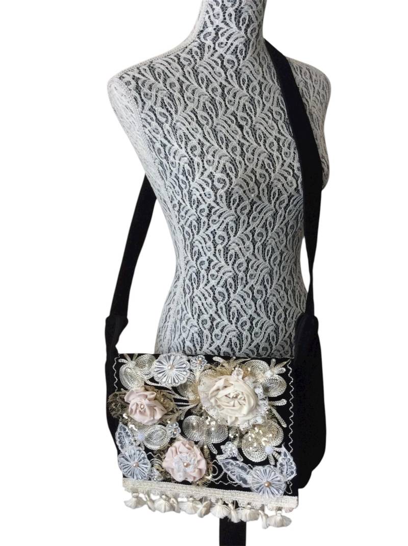 Schultertasche Schwarz Samt Bestickt Floral Handgemacht Boho von NalikaCraft