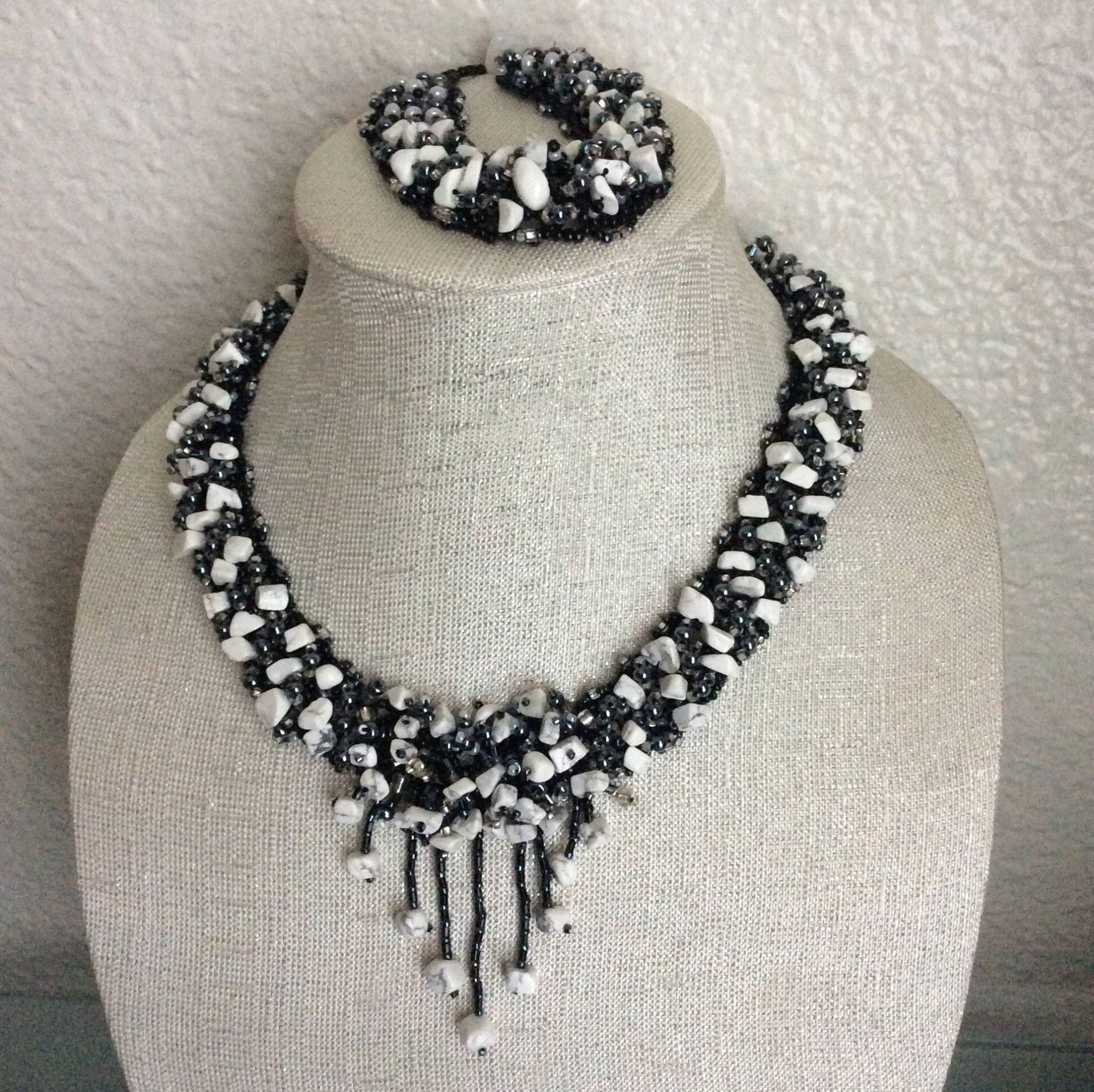Set Halskette Armband Perlenarbeit Schwarz Und Weiß Achat Handgefertigt von NalikaCraft