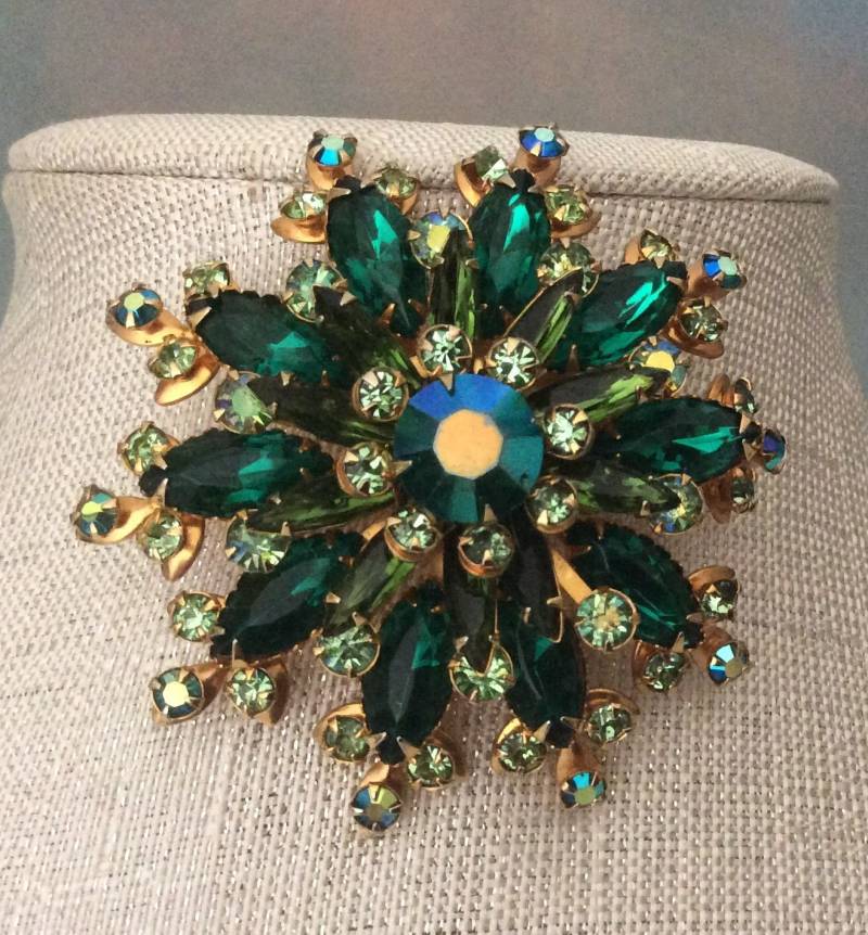 Vintage Brosche Smaragdgrün Und Ab Strass 3D Gold Ton von NalikaCraft