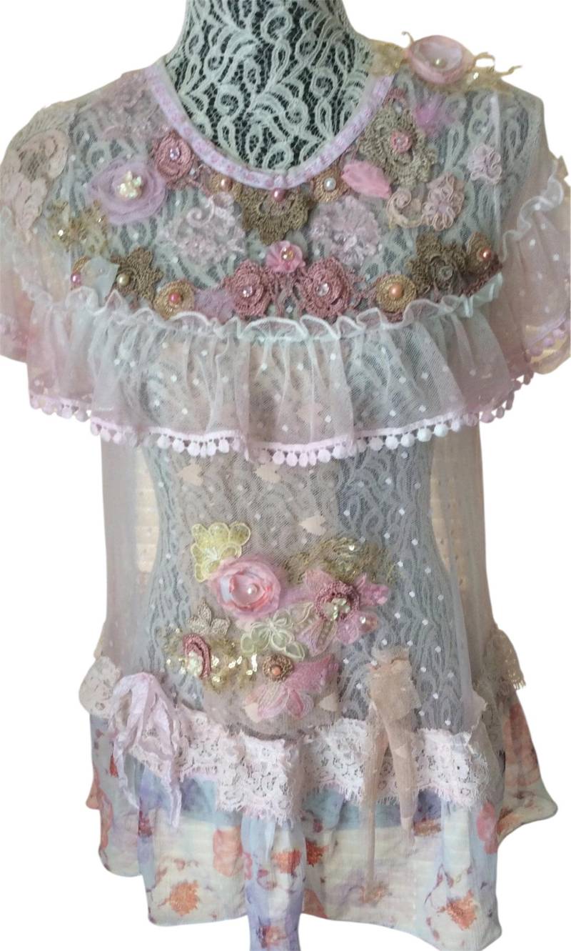 Zärtlichkeit-Art Zu Tragen Altered Couture Damen Top Bluse Shabby Chic Upcycled Gr. S/ M Handmade Zärtlichkeit-Art Zu Tragen Altered Couture Damen Top Bluse Shabby Chic Upcycled Gr. S/ M Handmade von NalikaCraft