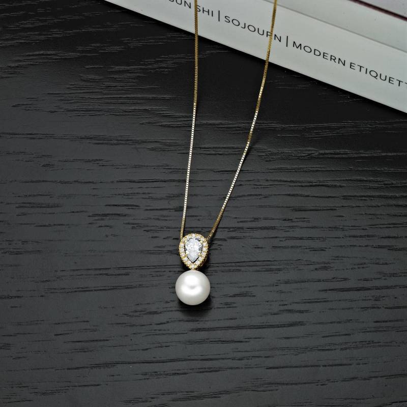 9K Massivgoldkette Mit Süßwasserperle Und Funkelnder Zirkonia Für Frauen Mädchen, Birnenförmige 9 Karat Goldperlenkette von NamanaLondon