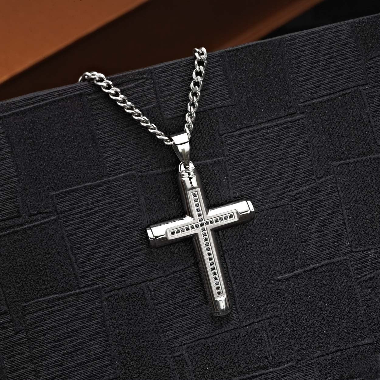 Edelstahl Herren Kreuz Halskette Mit Schwarzen Zirkonia Steinen. Die Anhänger Und Kette Für Männer von NamanaLondon