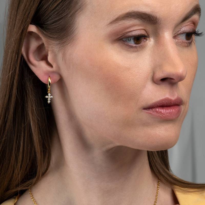 Gold Kreuz Hoop Ohrringe Mit Kleinen Anhängern Für Frauen, Vergoldete Huggie Einem Anhänger Cubic Zirkonia von NamanaLondon