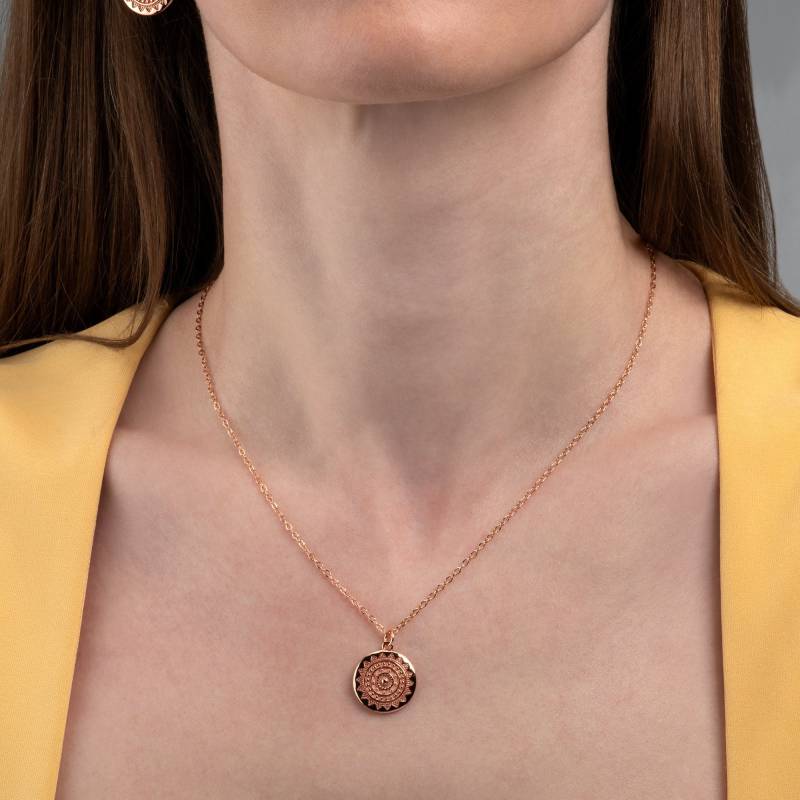 Rose Gold Überzogene Runde Scheibe Mandala Halskette Für Frauen, Mit Runder Anhänger, Zierliche Anhänger von NamanaLondon