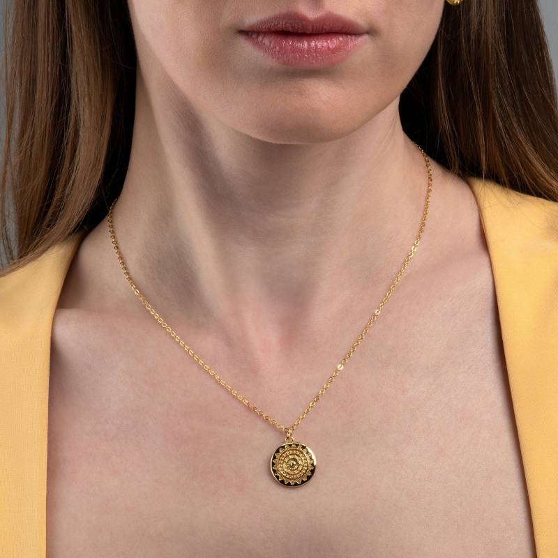 Vergoldete Runde Mandala-Halskette Für Damen, Goldkette Mit Rundem Mandala-Anhänger, Zierliche Halskette Glänzendem Mandala-Anhänger von NamanaLondon