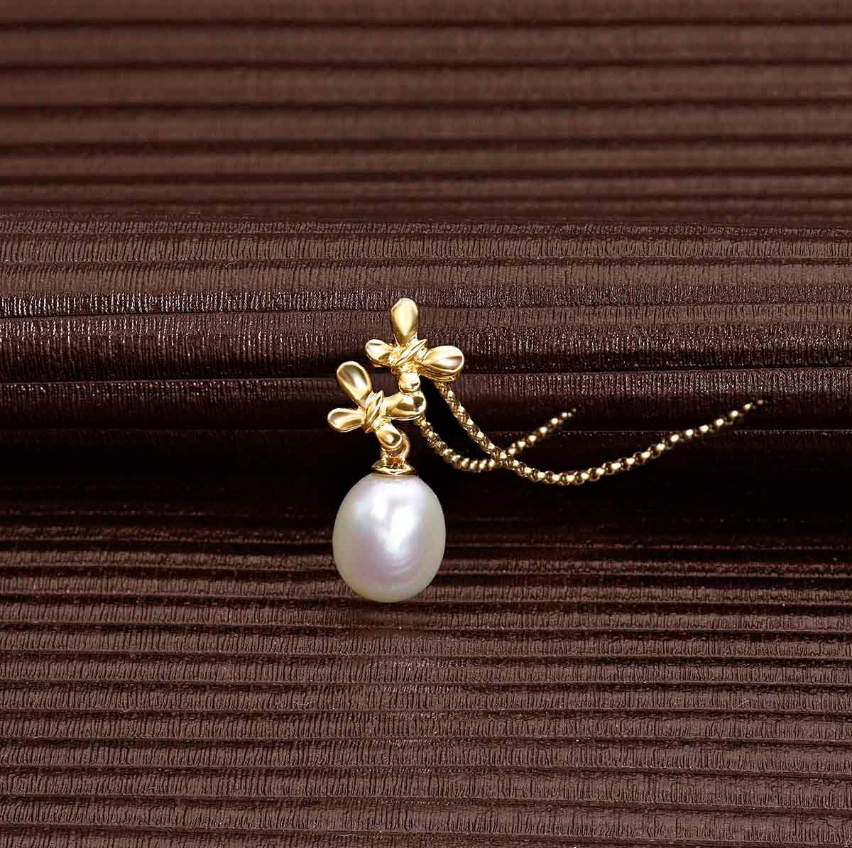 Zierliche Gold Schmetterling Kette Anhänger Mit Süßwasser Perle in 9K Gold, Einfache 9 Karat Massiv Perlen Tropfen Halskette Für Frauen Und Mädchen von NamanaLondon