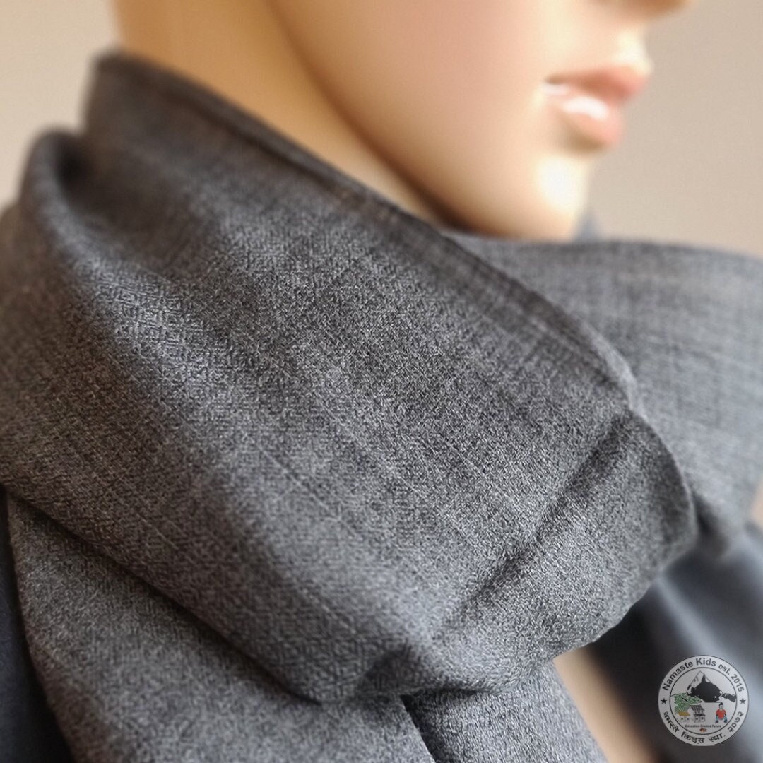 Kaschmirschal "Kalikot", Handgewebt Aus Nepal, Leichtes Halstuch Grau, Umhängetuch, Grauer Schal, Handgewebter Handarbeit von NamasteKidsHelpShop