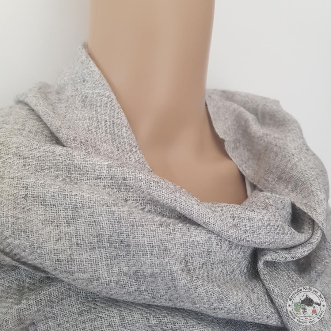 Schal Ubu, Handgewebter Leichter Kaschmir Schal, Grau, Hellgrau Stola, Umhängetuch, Halstuch, Pashmina, Boho, Urban, Kuschelig, Gemeinnützig Schal Ubu, Handgewebter Leichter Kaschmir Schal, Grau, Hellgrau Stola, Umhängetuch, Halstuch, Pashmina, Boho, Urban, Kuschelig, Gemeinnützig von NamasteKidsHelpShop