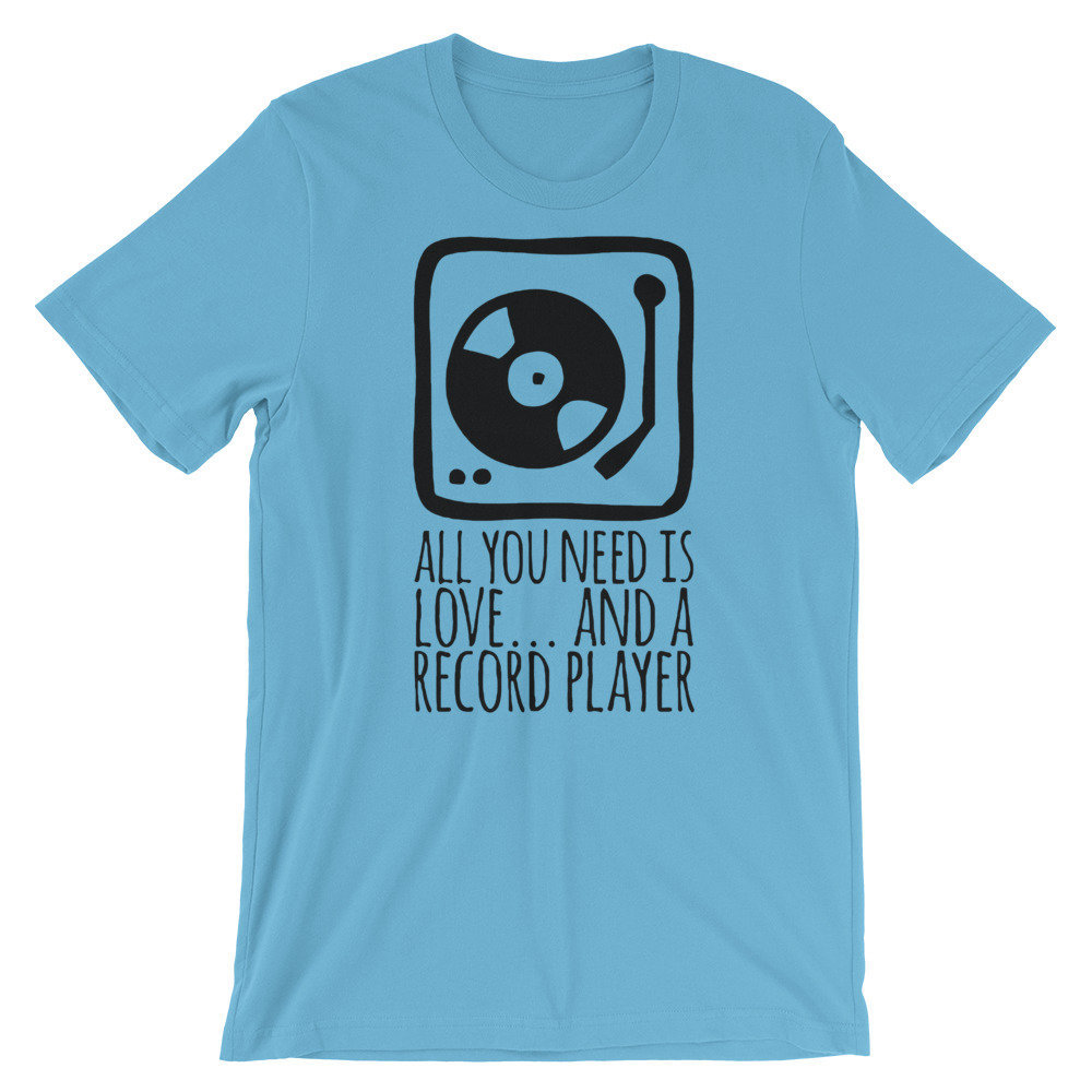 All You Need Is Love ... Und Ein Record-Player-Shirt-Ein Tolles Geschenk Für Vinyl-Liebhaber-Short-Sleeve Unisex T-Shirt von NamasteMFG