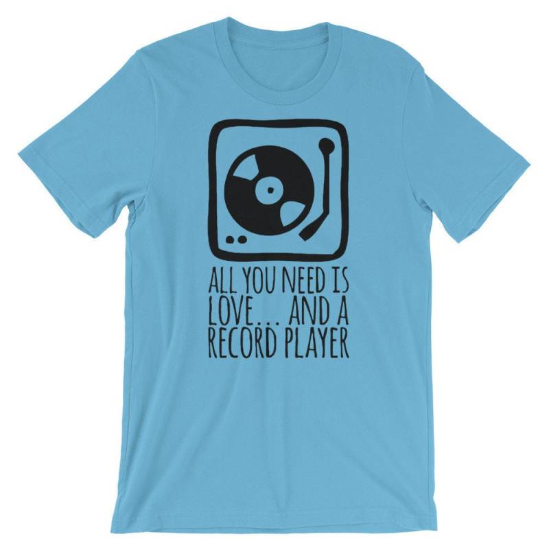 All You Need Is Love ... Und Ein Record-Player-Shirt-Ein Tolles Geschenk Für Vinyl-Liebhaber-Short-Sleeve Unisex T-Shirt von NamasteMFG