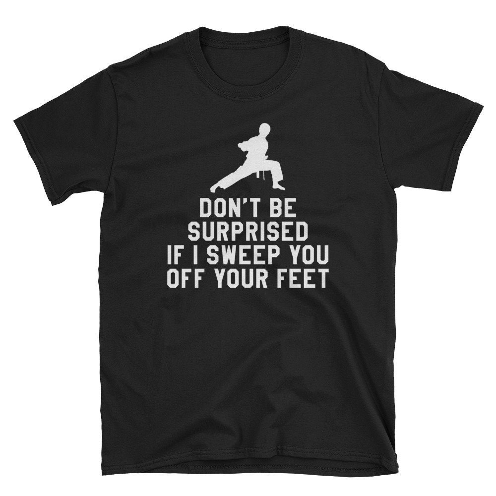 Lustiges Mma Karate Kung Fu T-Shirt Fege Dich Von Den Füßen Lustiges Mma Karate Kung Fu T-Shirt Fege Dich Von Den Füßen von NamasteMFG