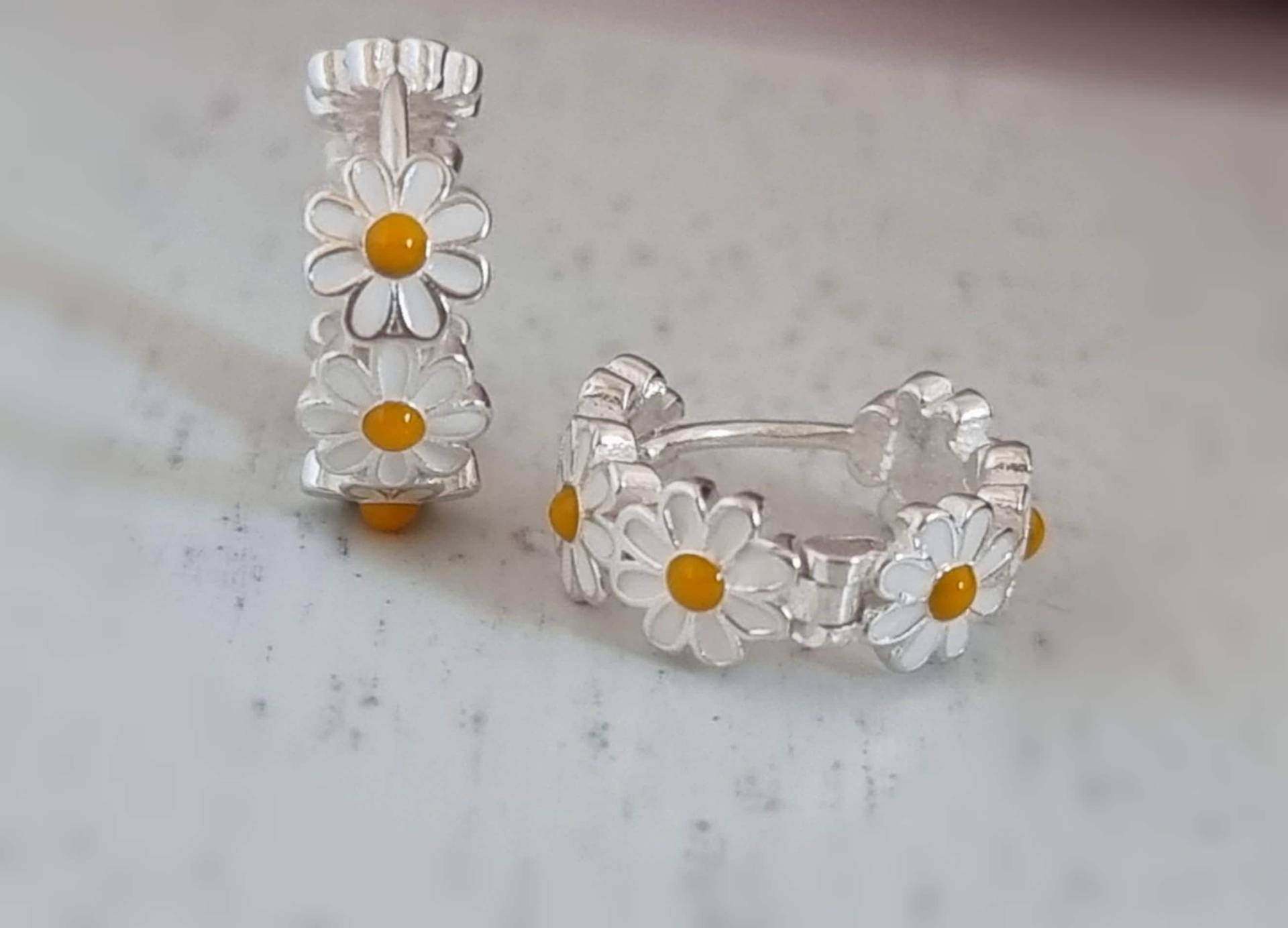 925 Silber Creolen Blumen, Gänseblümchen, Emaillierte Ohrringe, Sterling Silber, Silberschmuck, Geschenkidee von NamasteSilber