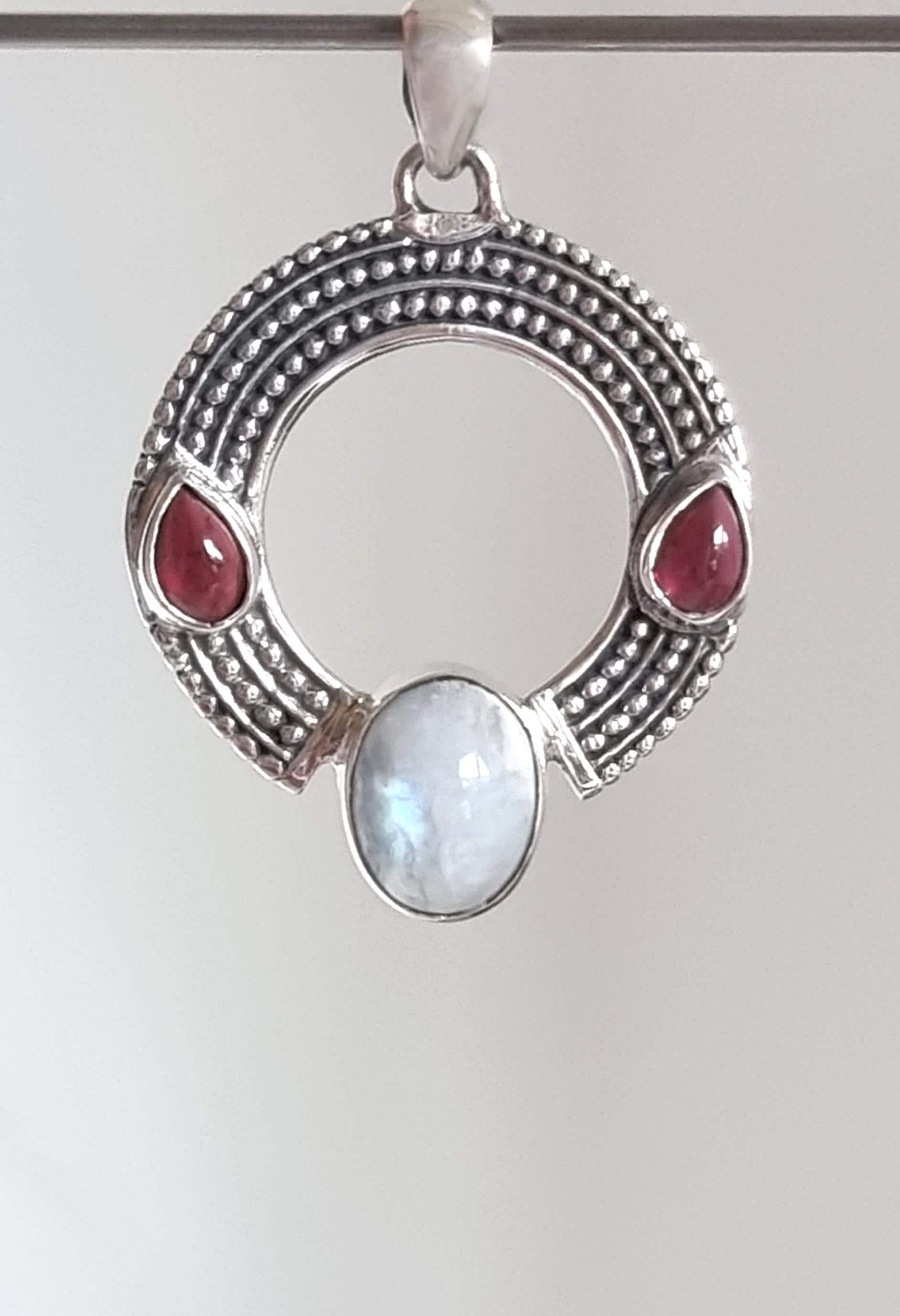 Kettenanhänger Mit Mondstein Und Granat, Sterling Silber 925 Kettenanhänger Mit Mondstein Und Granat, Sterling Silber 925 von NamasteSilber