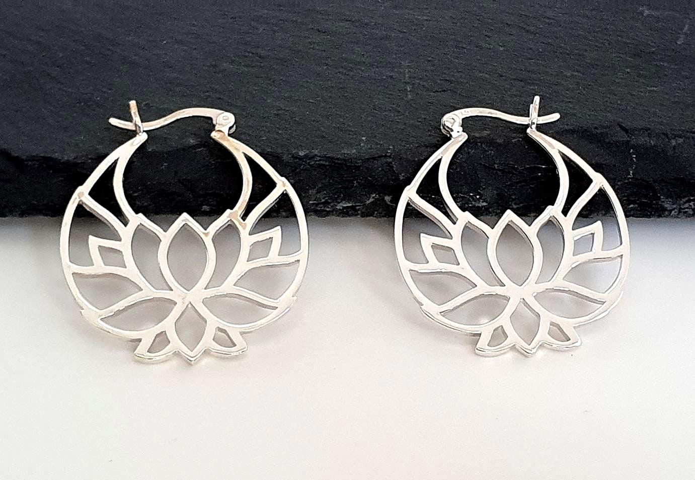 Ohrringe Silber, Lotus Ohrringe, Blumen Creolen, Sterling Silber 925 von NamasteSilber