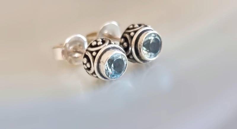 Ohrstecker Mit Blautopas, Bali Ohrringe Silber 925 von NamasteSilber