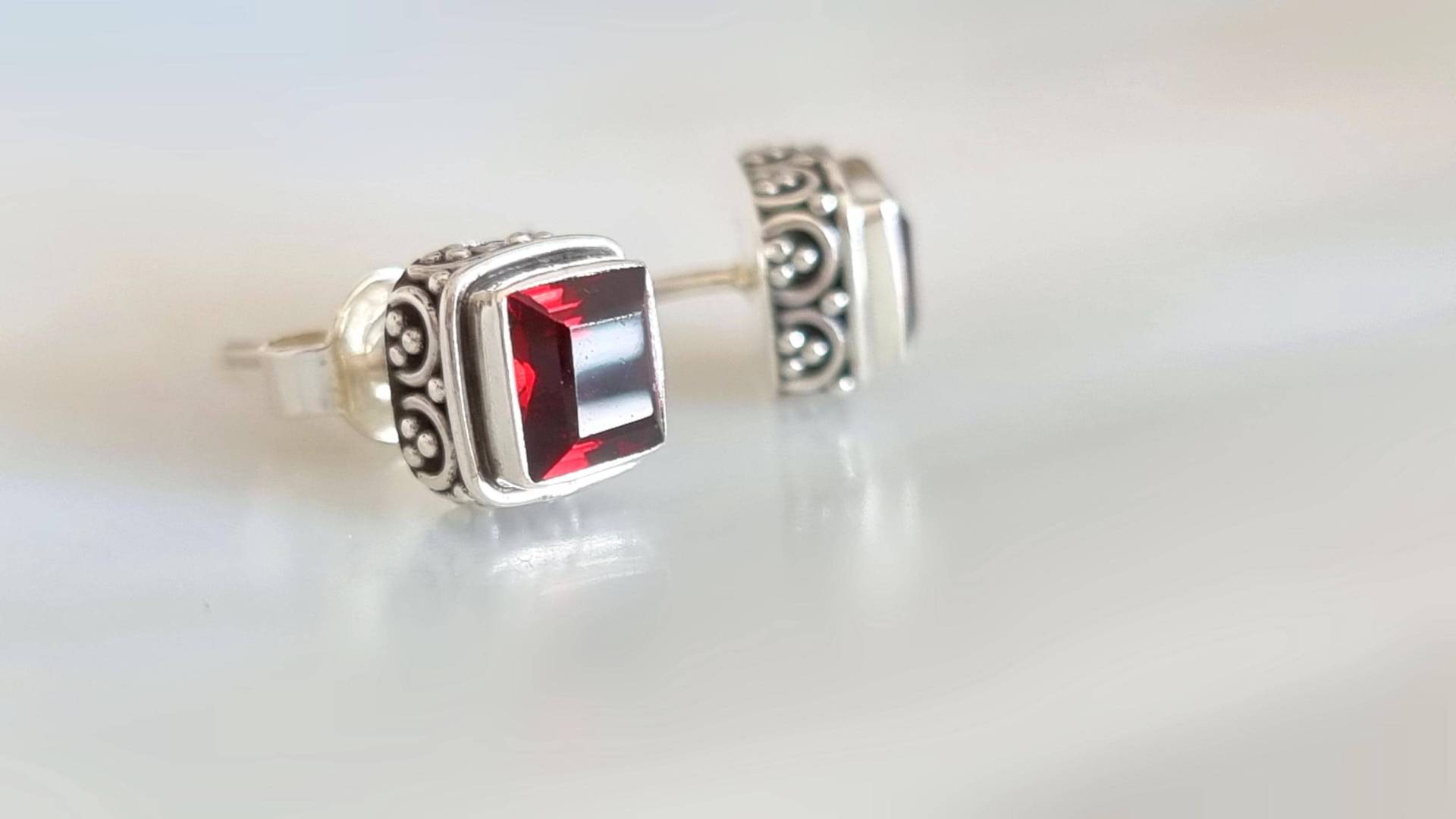 Ohrstecker Mit Granat, Kleine Ohrringe Sterling Silber 925, Edelstein Rot Ohrstecker Mit Granat, Kleine Ohrringe Sterling Silber 925, Edelstein Rot von NamasteSilber