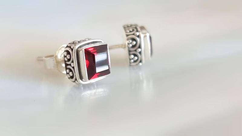 Ohrstecker Mit Granat, Kleine Ohrringe Sterling Silber 925, Edelstein Rot Ohrstecker Mit Granat, Kleine Ohrringe Sterling Silber 925, Edelstein Rot von NamasteSilber