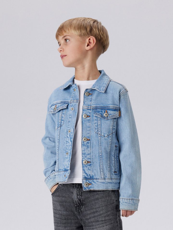 Name It Jeansjacke NKMJAGGER für Jungen mit Brusttaschen und elastischem Denim regular fit, Denim, Abriebeffekte, Umlegekragen von Name It